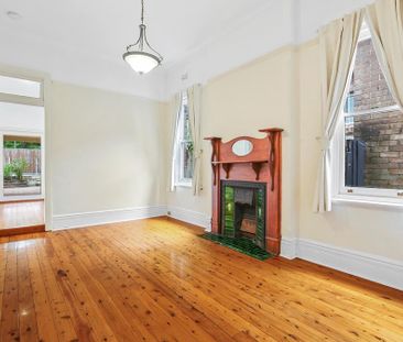 Charming Family Home with Swimming Pool - Photo 1