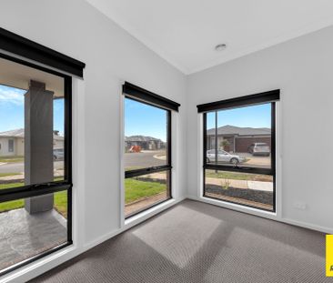 Beautifully Designed Family Home in the Heart of Deanside! - Photo 6
