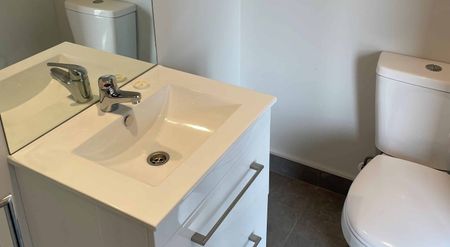 Modern, well kept two bedroom apartment - Photo 4