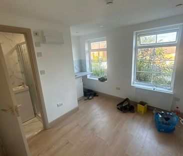 Studio Flat, Streatham High Road, SW16 - Photo 2