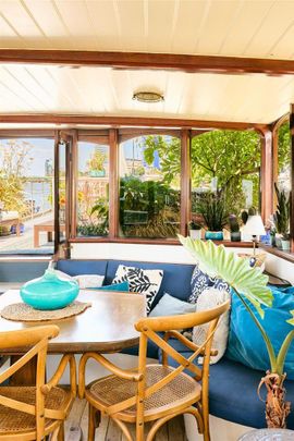 4 bedroom houseboat to rent - Photo 1