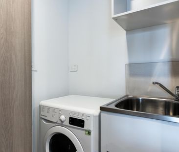 Luxurious & Spacious 1 Bedroom Parkes Apartment - Photo 4