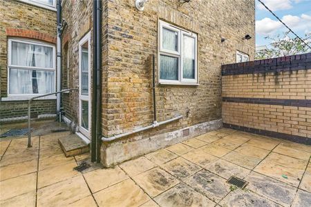 One bedroom flat on Tooting Bec Road with excellent transport links via Tooting Bec Underground Station. - Photo 3