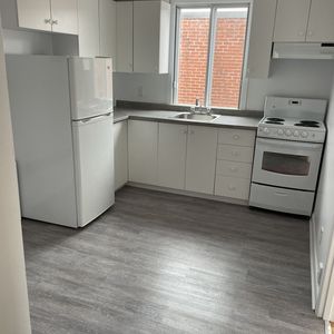 3 1/2 Chauffé Eau Chaude Semi-meublé - Photo 2