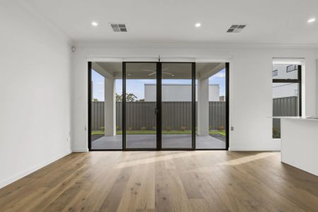 Lovely Three Bedroom Town house in the heart of Seaton - Photo 2