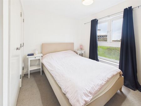 Challenge Court, Langhorn Drive, Twickenham, TW2 - Photo 5