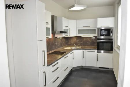 Nabízíme Vám pronájem pěkného panelového bytu s lodžií, 78 m - Photo 3
