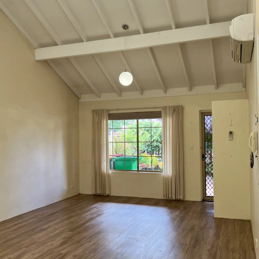 Spacious 2 bedroom unit in prime South Bunbury location. - Photo 1