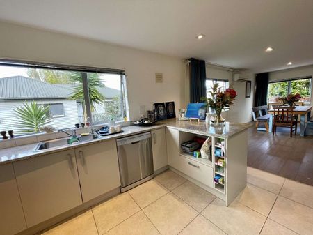 Modern 4-Bedroom Family Home with Double Garage and Fully Fenced Garden - Photo 4