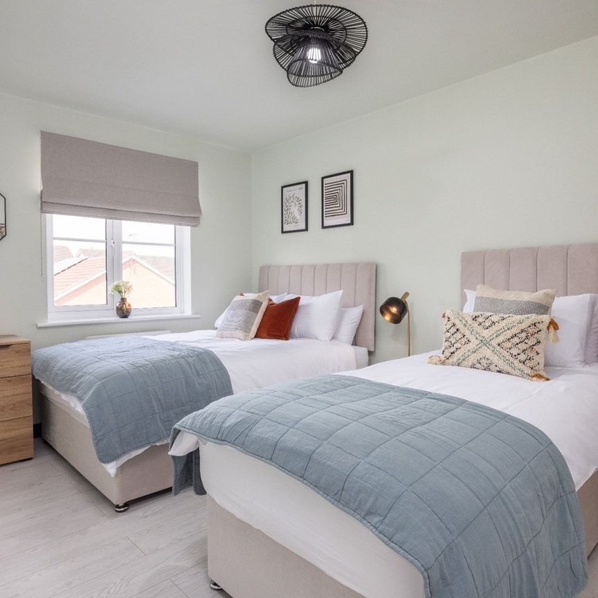 5 Bed Semi-Detached House, Paxton Court, LS12 - Photo 1