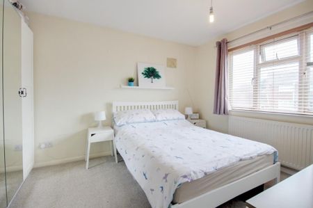 3 bedroom semi-detached house to rent - Photo 3