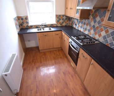 To Let 3 Bed Flat - Photo 2