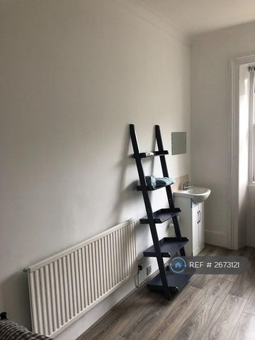 1 bedroom in a flat share to rent - Photo 3