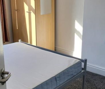 4 bedroom semi-detached house to rent - Photo 3