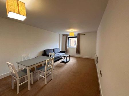 One bedroom located in Regal Court close to Fiveway's Station and Brindleyplace. - Photo 3