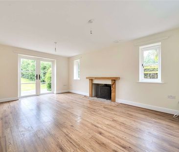 Detached family home in an idyllic rural location near Blandford. - Photo 1
