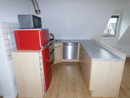 Gemütliche 2-Zimmer-Dachgeschoss-Wohnung mit Einbauküche im gepflegten 3-Familienhaus. - Photo 5