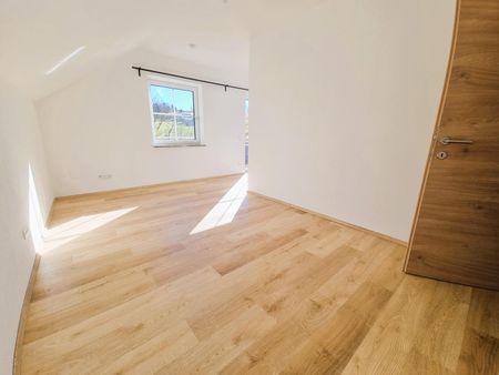 Neuwertige 2-Zimmer-Dachgeschosswohnung mit Balkon und Fernblick - Foto 2