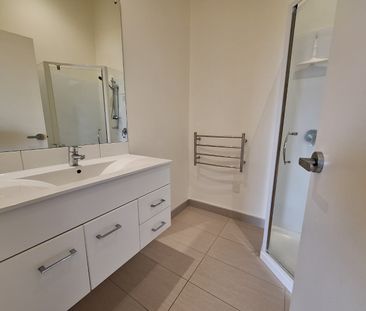 Contemporary Townhouse - Photo 2