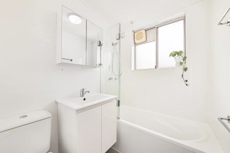 Fully Furnished Bright and Stylish Apartment in Impeccable Location - Photo 5