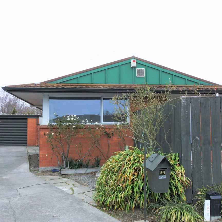 Great Location 3-Bed House with Double Garage - Photo 1