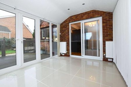 17 Moorland Park, Lisburn, BT28 2XT - Photo 2