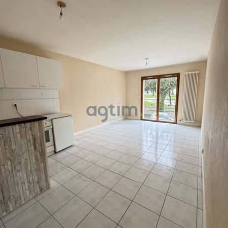 Location Appartement 2 pièces 47m² LA ROCHE SUR YON 85000 - Photo 3