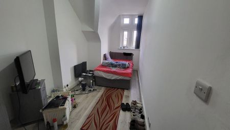 1 bedroom in a house share to rent - Photo 5