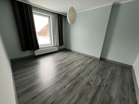 Gerenoveerde rijwoning met 2 slpks, poyvalente zolderruimte, terras en autostaanplaats - Foto 2