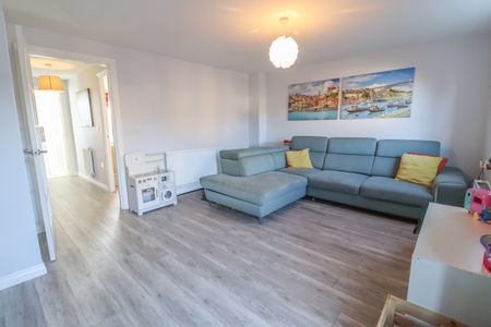 Beautiful three story town house available close to the QE hospital - Photo 4