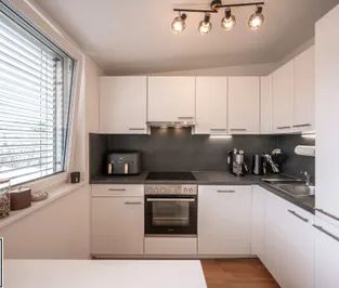 Helle 2-Zimmer-DG-Wohnung im jungen Neubau mit Westterrasse & Klima... - Foto 3