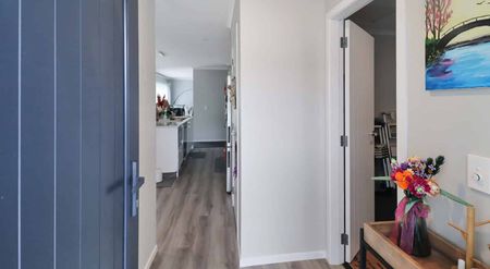 Modern Three-bedroom Home - Photo 3