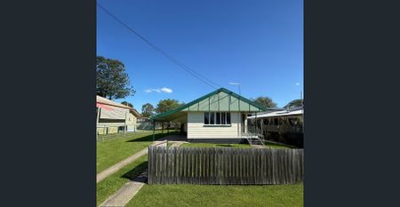 3 Bedroom house in a convenient location! - Photo 2