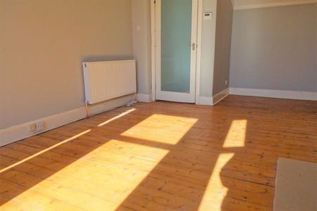 1 Bed Flat - Photo 2