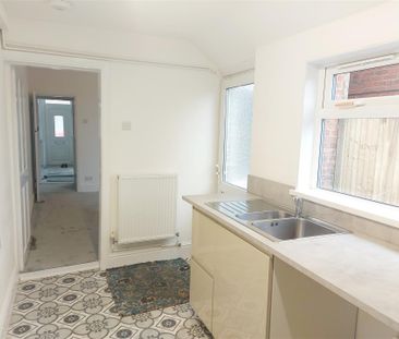 2 bedroom Semi-detached house to rent - Photo 2