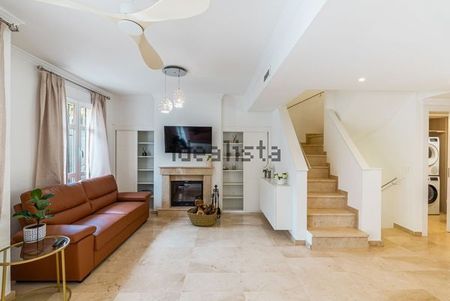 Alquiler de chalet adosado en Calle Ana de Austria - Photo 2