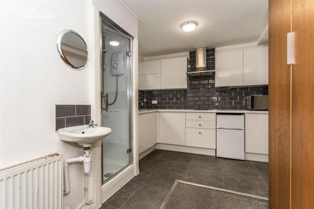 1 bedroom in a house share to rent - Photo 2