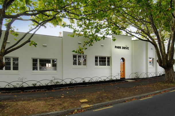 Historic Art Deco Apartment - Photo 1