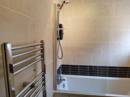 3 bedroom flat to rent - Photo 4