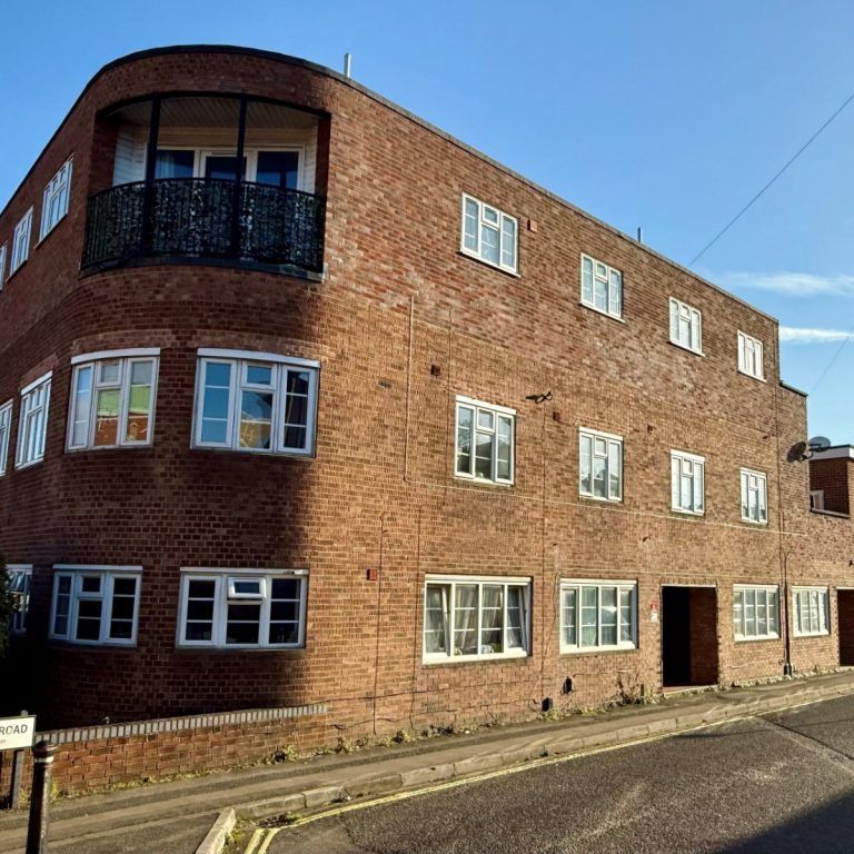 2 Bedroom Flat / Apartment - Lodge Road, Southampton - Photo 1