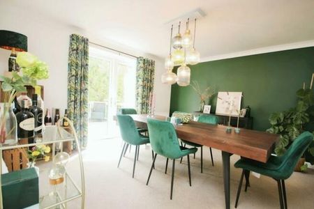 4 bedroom detached house to rent - Photo 3