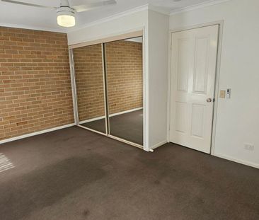 Spacious Townhouse Close to Waterfront - Photo 2