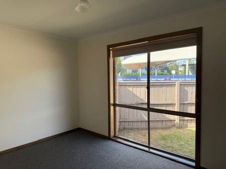 STYLISH, MOVE-IN READY HOME WITH COURTYARD & DOUBLE GARAGE - Photo 2