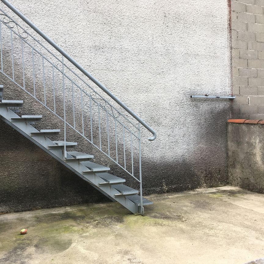 App 37m de type 2 au 1er étage + cour - Photo 1