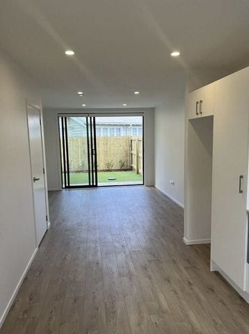 Modern Townhouse - Photo 2