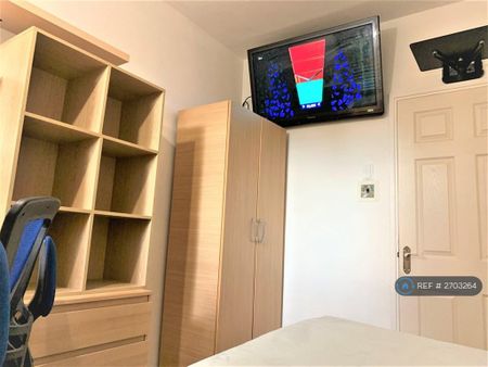 3 bedroom flat to rent - Photo 5