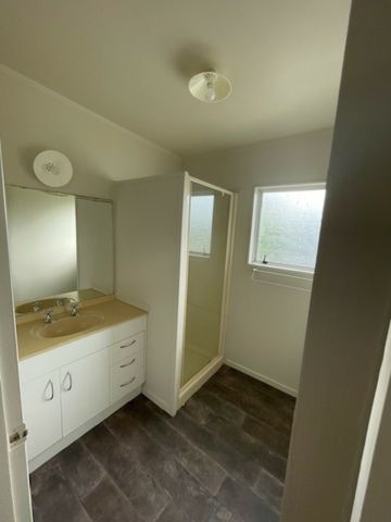 Stanmore Bay - 4 Bedrooms - Photo 3