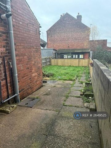 2 bedroom semi-detached house to rent - Photo 5