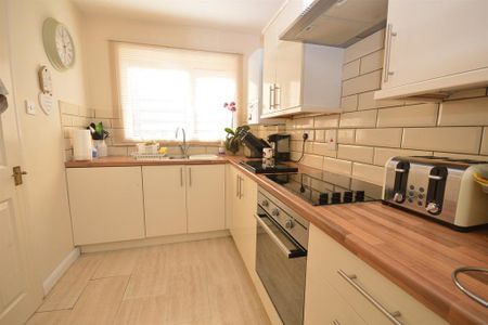 2 bedroom end of terrace house to rent - Photo 5