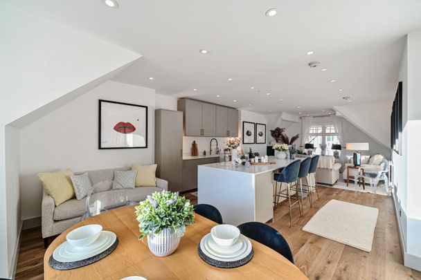 3 bedroom Flat To Let - Photo 1